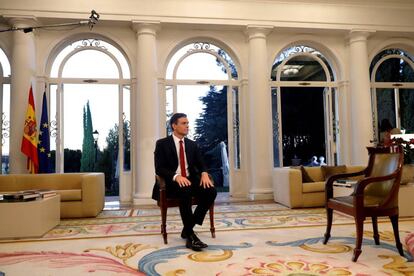 El presidente del Gobierno, Pedro Sánchez, antes de comenzar la primera entrevista, concedida a TVE. 