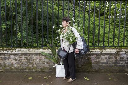 Esta exclusiva feria floral, que se celebra anualmente desde 1913 en los terrenos del hospital de Chelsea, uno de los barrios más lujosos de la capital británica, recibe la visita de miles de británicos. En la imagen, una mujer tras comprar algunas plantas.