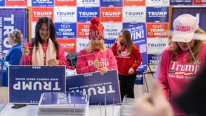 Voluntarias en las oficinas de la campaña de Donald Trump en Urbandale (Iowa), este sábado.