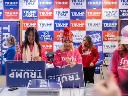 Voluntarias en las oficinas de la campaña de Donald Trump en Urbandale (Iowa), este sábado.