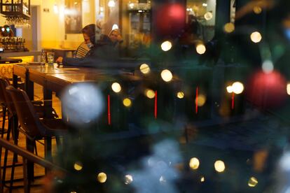 Clientes con mascarilla en un bar de Madrid, este jueves.