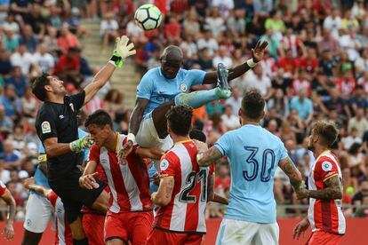 Iraizoz saca el balón ante Mangala y algunos defensas del Girona.