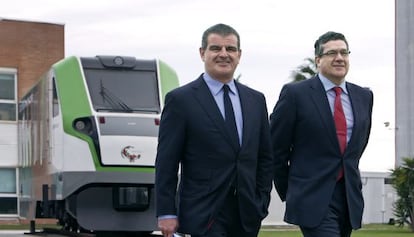 El due&ntilde;o de Stadler, Peter Sphuler, a la izquierda, con &Iacute;&ntilde;igo Parra, responsable de la planta de Valencia.