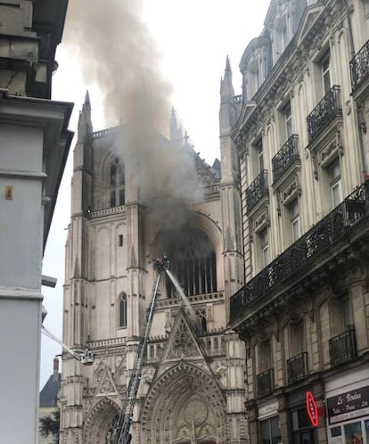 La catedral de Nantes ya sufrió otro devastador incendio que destruyó el techo de la catedral, cuya parte más antigua databa del siglo XV, y provocó tales daños que los servicios religiosos no pudieron reanudarse hasta 1985, 13 años más tarde. En la imagen, una columna de humo sale del rosetón del templo, lugar donde se detectó el incendio.