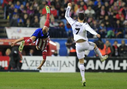 Manquillo y Cristiano disputan un balón en el partido de vuelta de semifinales de la Copa de 2014 (0-2), en la acción en la que el lateral del Atlético cayó lesionado.
