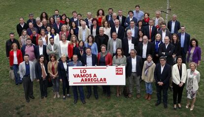 Ximo Puig, con el cartel en la mano, con los integrantes del resto de su candidatura a las Cortes. 