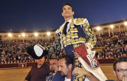 Jos&eacute; Mar&iacute;a Manzanares sale a hombros de la plaza de Albacete.