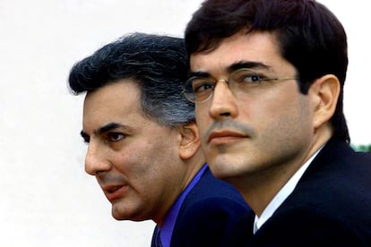 Alvaro Vargas Llosa y Jaime Bayly en Lima en mayo de 2001.