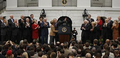 El presidente  George W. Bush saluda a los empleados de la Casa Blanca después de pronunciar un discurso sobre la transición