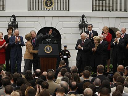 El presidente George W. Bush saluda a los empleados de la Casa Blanca después de pronunciar un discurso sobre la transición