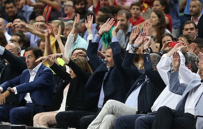 El rey Felipe VI junto a José Luis Sáez, Miguel Cardenal y Soraya Sáenz de Santamaría, en el partido España (86) - Argentina (53), en el Palacio de los Deportes de Madrid, el 25 de agosto de 2014.