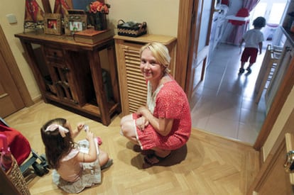 Raquel Salguero, con sus hijos de cuatro y dos años.