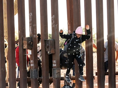 Una niña cruza la frontera entre Sonoyta (México) y Lukeville (EE UU) a través de un hueco en la valla fronteriza, el pasado 12 de diciembre. A