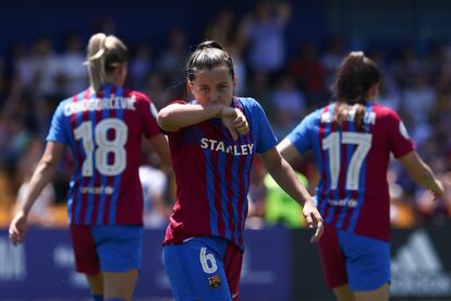 Claudia Pina (en el centro), tras anotar un tanto al Sporting de Huelva.