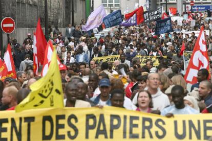 Mmanifestación en París contra la nueva ley que permite a Francia expulsar a los inmigrantes sin papeles.