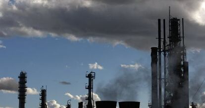 Contaminación atmosférica producida por las emisiones de humo y otras particulas de una refinería de petróleo.
