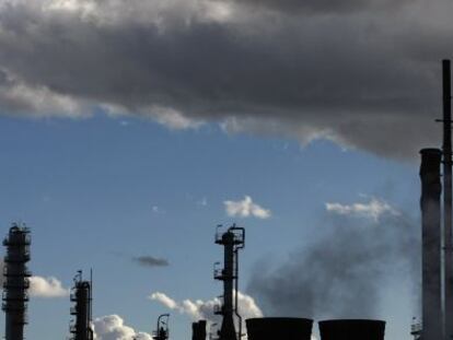 Contaminación atmosférica producida por las emisiones de humo y otras particulas de una refinería de petróleo. 