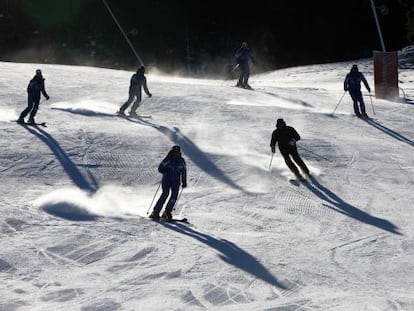 Esquiadores en las pistas de esquí de La Molina.