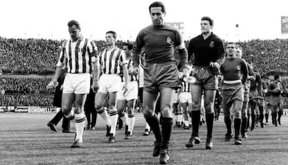 John Charles y Gento encabezan la salida de los equipos en el viejo Comunale.