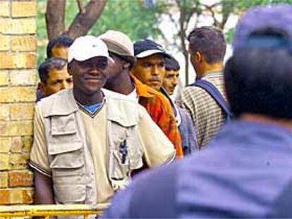 Cientos de inmigrantes guardaban ayer cola en la comisaría de policía de Huelva.