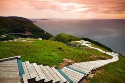 Escaleras de acceso un mirtador en Cabot Trail (Canadá).