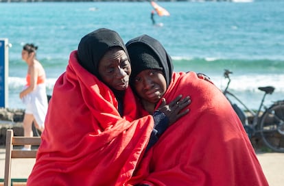 Dos de los 48 migrantes que llegaron el 26 de diciembre a bordo de una lancha neumática a la costa de Teguise, en Lanzarote.