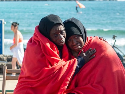 Dos de los 48 migrantes que llegaron el 26 de diciembre a bordo de una lancha neumática a la costa de Teguise, en Lanzarote.