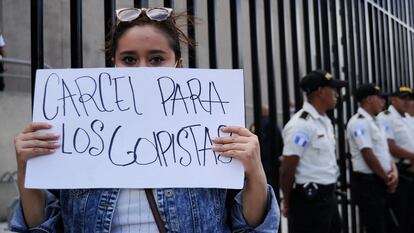 Una manifestante protesta frente a la sede del Ministerio Público la semana pasada en Ciudad de Guatemala.