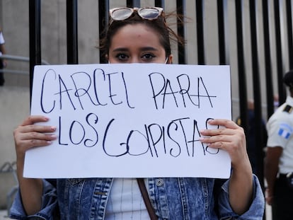 Una manifestante protesta frente a la sede del Ministerio Público la semana pasada en Ciudad de Guatemala.