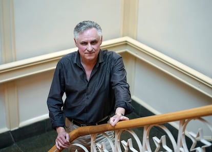 El escultor cántabro José Cobo posa en el Ateneo en Madrid.