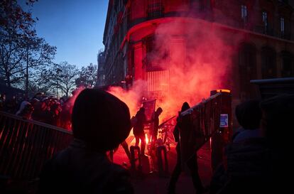 La protesta concentró la indignación ciudadana después de recientes casos de actuaciones policiales violentas, en especial la paliza que el pasado sábado recibió un productor musical negro, Michel Zecler, en un control por no llevar mascarilla, y de la que se tuvo conocimiento gracias a imágenes de cámaras de videovigilancia. En la imagen, varios manifestantes con bengalas, en una calle de París.