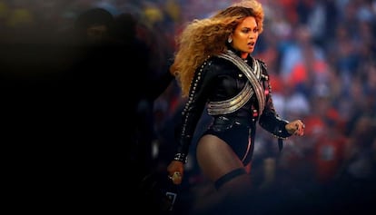 Beyoncé durante el medio tiempo de la Super Bowl.
