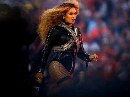 Beyoncé durante el medio tiempo de la Super Bowl.