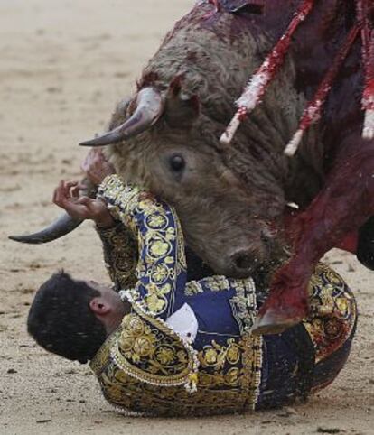 Javier Casta&ntilde;o, pisoteado por su primer toro.