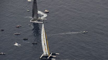 El BMW Oracle y el Alinghi esperan a que el tiempo les permita comenzar la Copa del América. Ambos  equipos han construído embarcaciones multicascos de 90 pies, es decir, con más de un casco o patín, diferentes a los barcos de la última edición.