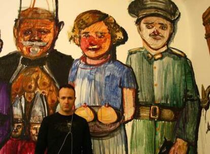 El artista Enrique Marty frente al mural que ha realizado en el Museo Nacional de Bellas Artes de Argentina, en Buenos Aires, para la exposición 'Huesped'