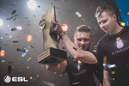 Dos jugadores del equipo Kinguin alzan el trofeo del primer torneo ESL Clash of Nations by Movistar.