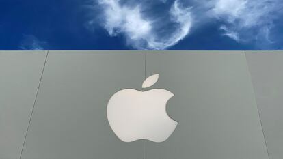 El logo de Apple en una tienda de California, Estados Unidos.