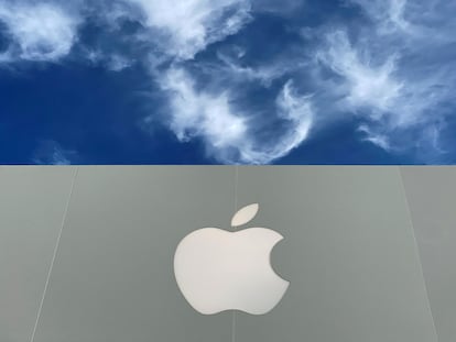 El logo de Apple en una tienda de California, Estados Unidos.