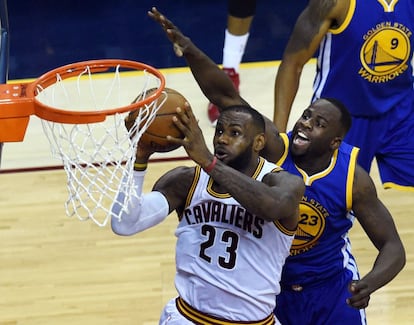 Draymond Green trata de taponar a LeBron James.