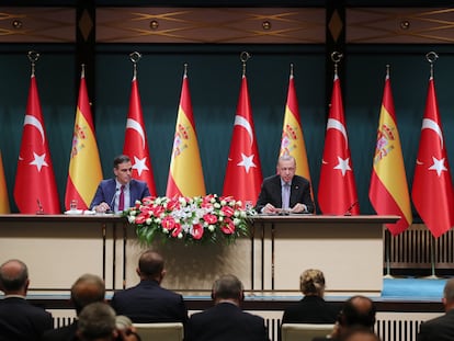 El presidente del Gobierno, Pedro Sánchez, y el presidente de la República de Turquía, Recep Tayyip Erdogan, durante la reunión de esta tarde.