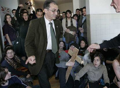 El rector de Alicante, Ignacio Jiménez Raneda, increpado por los estudiantes a su llegada, ayer, a su despacho en el rectorado.