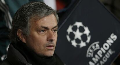 Mourinho en el banquillo de Old Trafford.