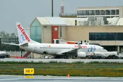 Avión de la compañía aérea Air Europa este lunes, en el aeropuerto de Palma, en Mallorca.