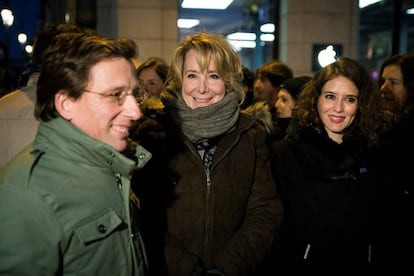 La expresidenta de la Comunidad de Madrid, Esperanza Aguirre, junto a los candidatos del PP a la Comunidad de Madrid y al Ayuntamiento de la capital, Isabel Díaz-Ayuso y José Luis Martínez Almeida.