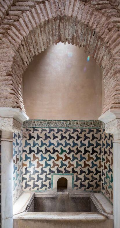 Durante el mes de diciembre se abrirá por primera vez al público la Sala de las Camas de los Baños de Comares, se podrá acceder a este espacio con la entrada general de la Alhambra.