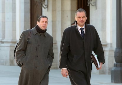 A la izquierda, Pedro Fernández y, a la derecha, Javier Ortega Smith, abogados de la acusación popular de Vox, a su llegada al Tribunal Supremo durante el juicio al 'procés' en septiembre de 2019.