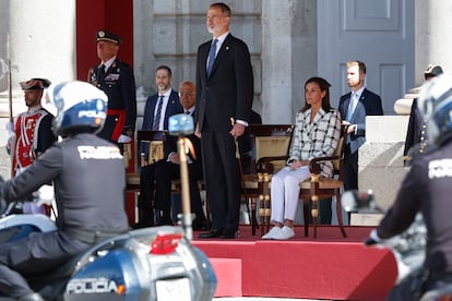Los reyes Felipe VI y Letizia -esta, sentada por la rotura de un dedo de un pie sufrida recientemente- presiden el acto central conmemorativo del bicentenario de la Policía Nacional, este miércoles en el Palacio Real.