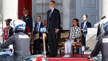 Los reyes Felipe VI y Letizia -esta, sentada por la rotura de un dedo de un pie sufrida recientemente- presiden el acto central conmemorativo del bicentenario de la Policía Nacional, este miércoles en el Palacio Real.