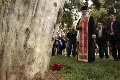 Un sacerdote ortodoxo reza en el lugar donde Dimitris Christoulas, de 77 años, se quitó la vida.